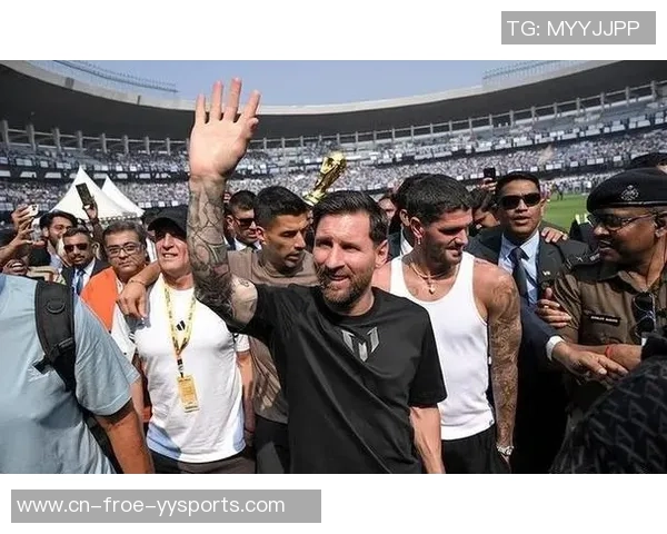 梅西印度之行迸发骚乱…椅子水瓶横飞,球迷花1.2万连脸也看不到